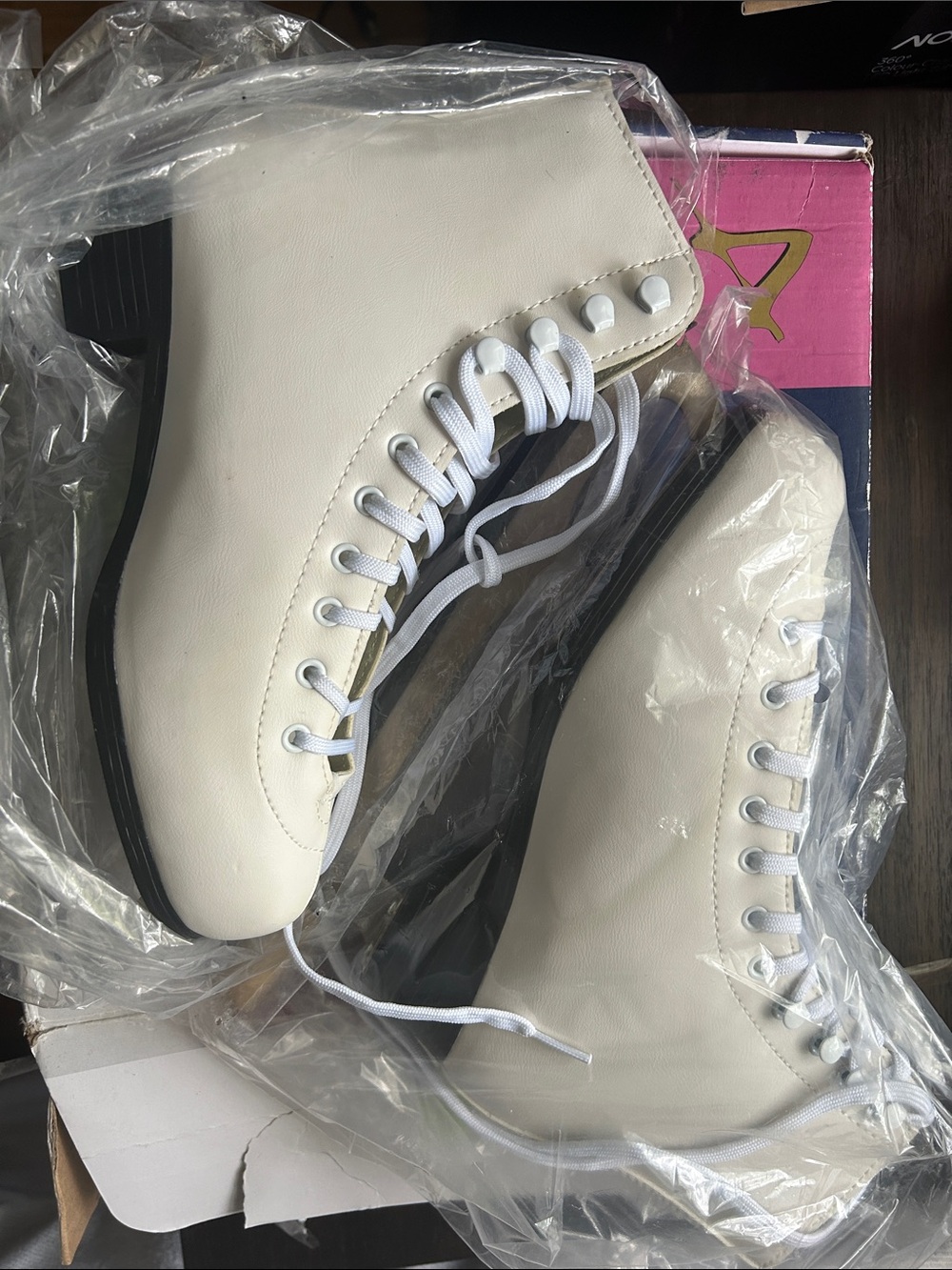 Women's figure skates